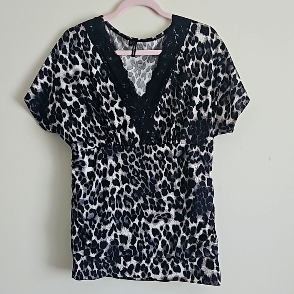 Womans Maurices shirt ,lepord black and white vibes, eliagiant, Size Large ,Casu